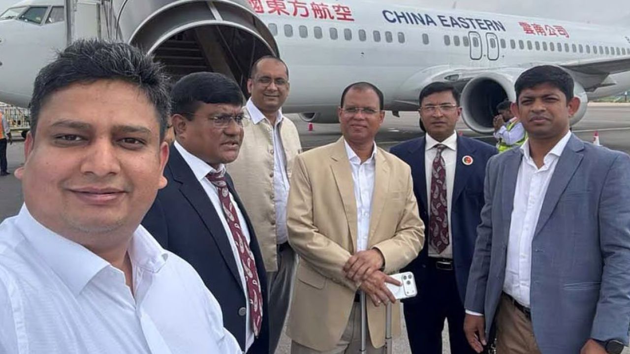 চীনের পথে প্রধানমন্ত্রীর কার্যালয়ের প্রতিনিধিদল