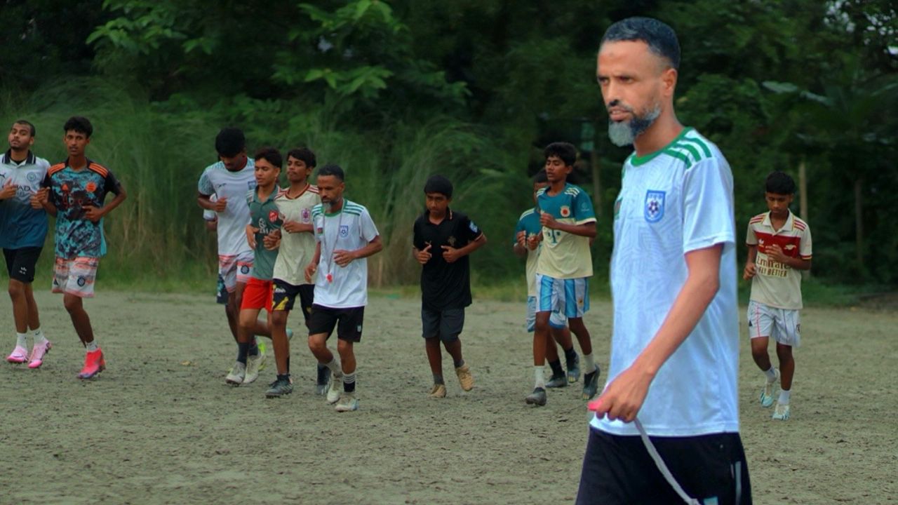 ফুটবল ট্রেইনার হিসেবে তার পারফরম্যান্সকে ১০-এর মধ্যে কত নম্বর দেবেন? 
