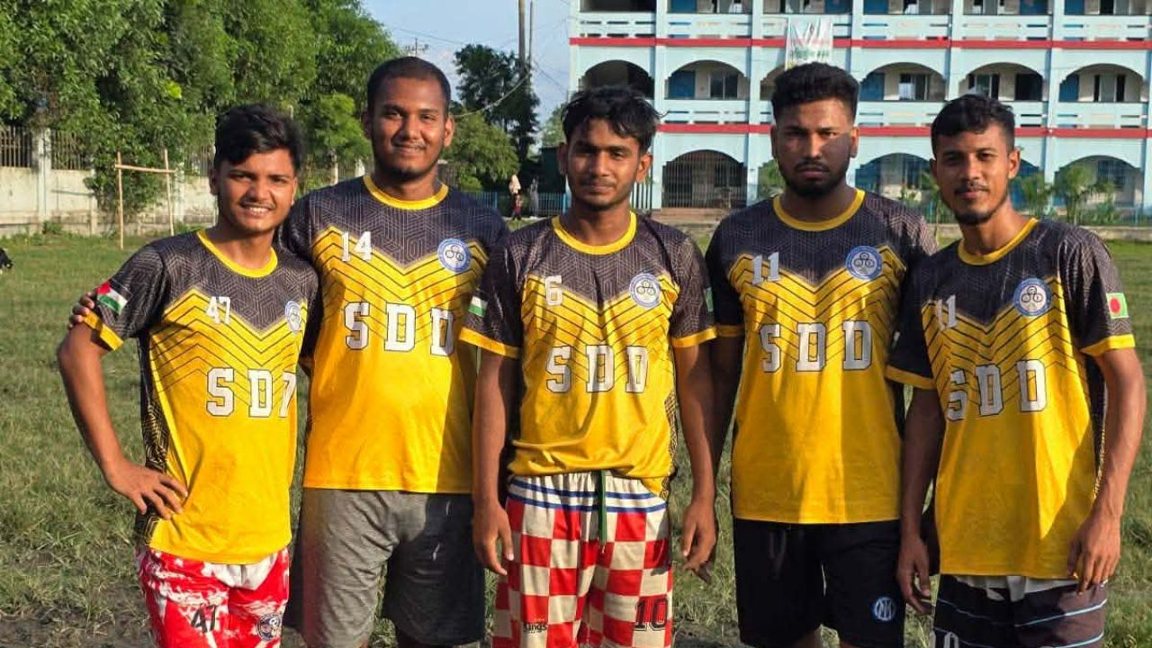 শারিফবাগের অন্যতম সেরা ৫ ফুটবলার, তাদের ভিতর সবার ঊর্ধ্বে সুমন মোল্লা। তার পায়ের জাদুতে মেতে থাকে মাঠ।