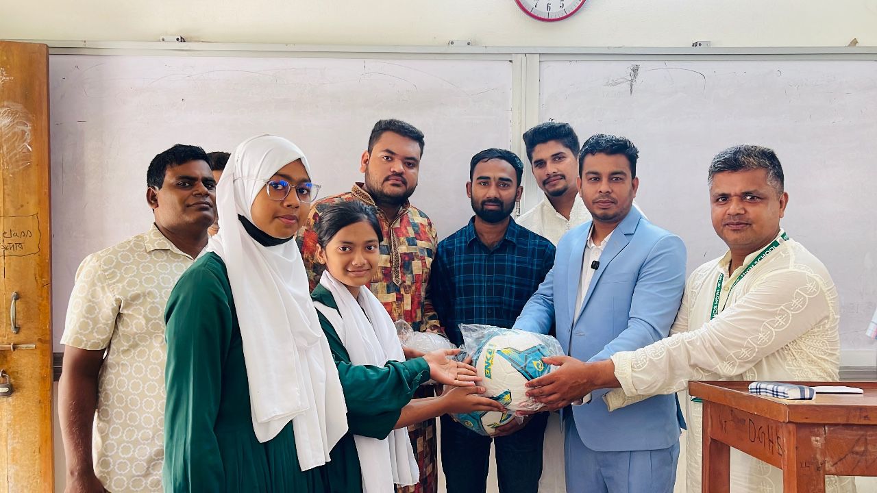 ধামরাইয়ে শিক্ষার্থীদের মাঝে খেলাধুলার সরঞ্জাম বিতরণ ছাত্রদলের