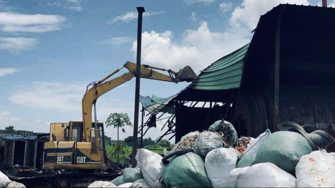 ধামরাইয়ে টায়ার দিয়ে তেল তৈরি, কারখানা গুঁড়িয়ে দিল প্রশাসন