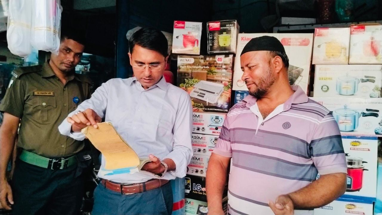 নির্ধারিত মূল্যের চেয়ে বেশি দামে গ্যাস সিলিন্ডার বিক্রি, দুই ডিলারকে ২ লাখ টাকা জরিমানা